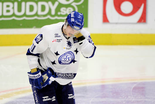 Leksands Johan Ryno  tar sig åt nacken