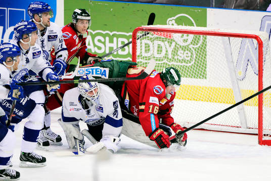 Frölundas Anton Axelsson faller över Leksands målvakt