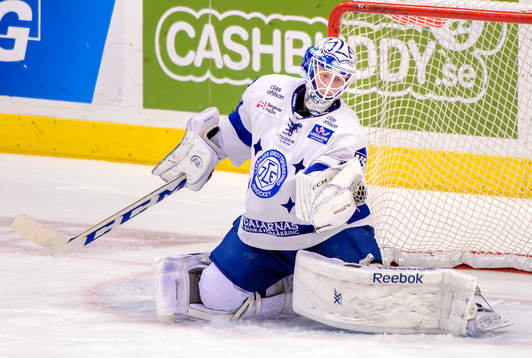 Leksands målvakt Oscar Alsenfelt tar en puck i plocken