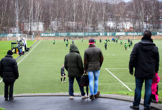 Några åskådare hade tagit sig till Häckens första