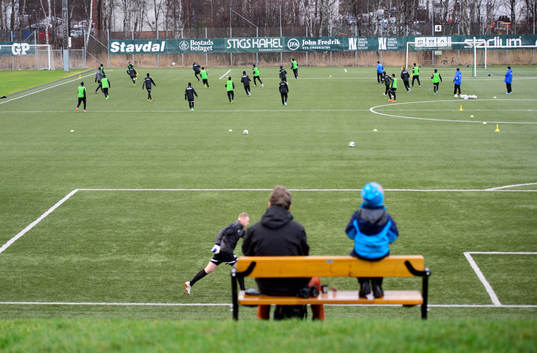 Några åskådare hade tagit sig till Häckens första