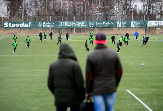 Några åskådare hade tagit sig till Häckens första