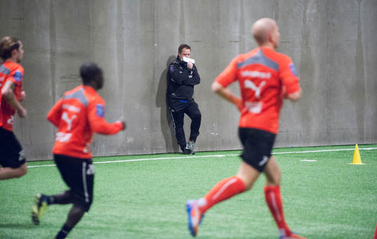 Helsingborgs tränare Roar Hansen bevakar biptesten