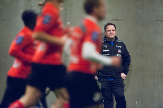 Helsingborgs tränare Roar Hansen bevakar biptesten