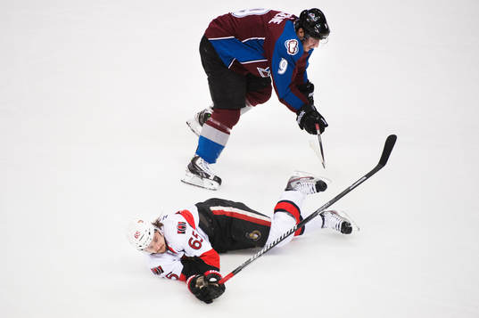 Ottawas Erik Karlsson tacklas av Colorados Matt Duchene