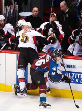 Ottawas Colin Greening blir tacklad av Colorados Cory Sarich