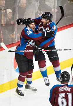 Colorados Paul Stastny och Garbiel Landeskog jublar
