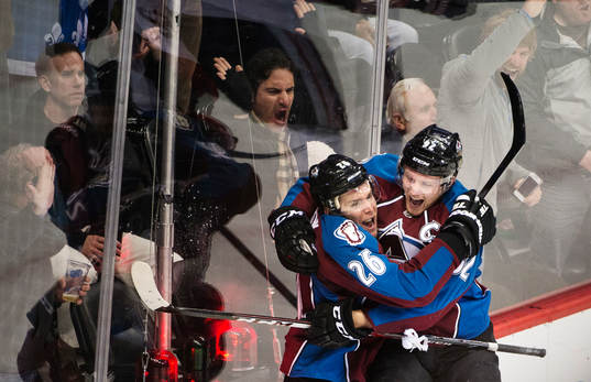 Colorados Paul Stastny och Garbiel Landeskog jublar