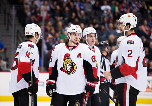 Ottawas Erik Karlsson pratar med lagkamrater