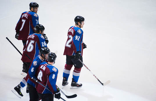 Colorados Gabriel Landeskog åker framför sina lagkamrater