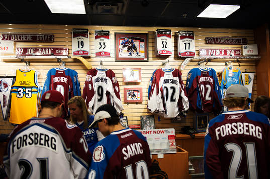 Tröjor och souvenirer för Gabriel Landeskog och andra