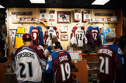 Tröjor och souvenirer för Gabriel Landeskog och andra