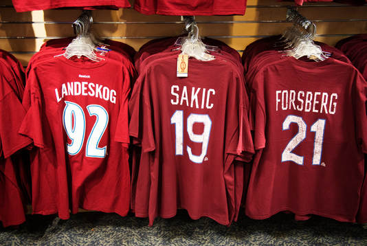 Tröjor för Gabriel Landeskog, Joe Sakic och Peter