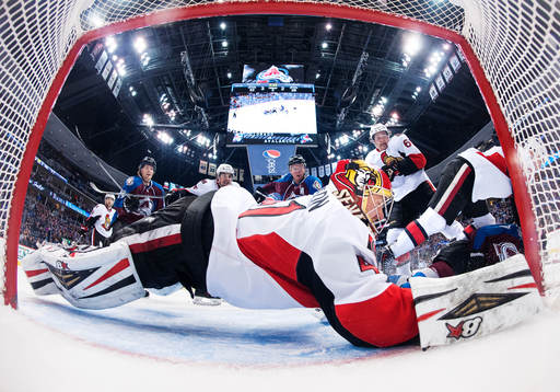 Ottawas målvakt Craig Anderson slänger sig