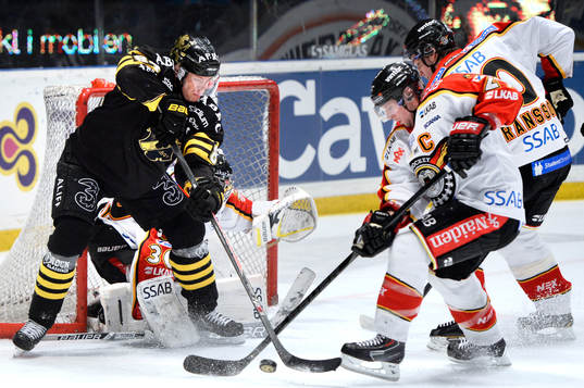 s Patric Blomdahl i kamp om pucken med Luleås Chris Abbott