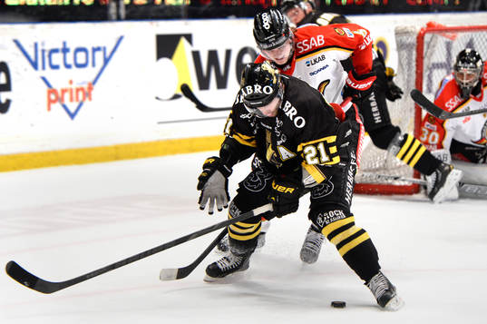 s Christian Sandberg jagas av Luleås Daniel Gunnarsson