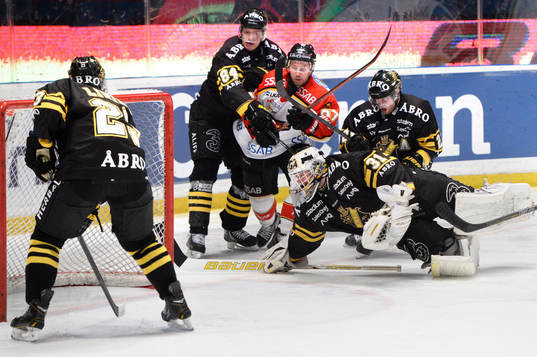 Luleås Per Ledin (mitten) jagar pucken