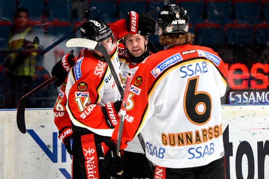 Luleås Per Ledin kramas om