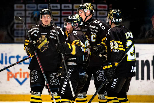 s Christian Sandberg (mitten) firar 1-4