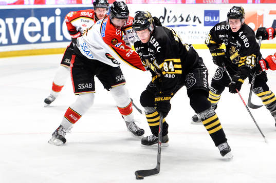 s Patric Blomdahl i kamp om pucken med Luleås Dean Kukan