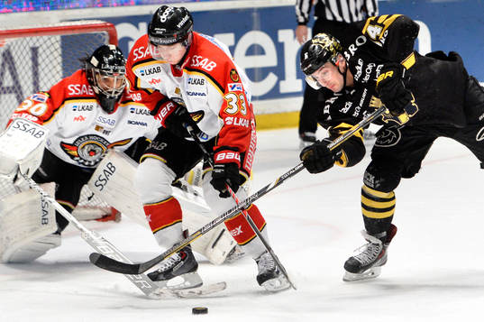 s Mark Hurtubise jagar Luleås Andreas Hjelm