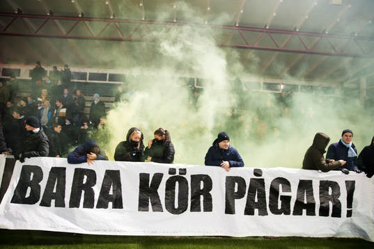 Fansen med banderoll