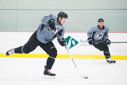 Gabriel Landeskog skjuter