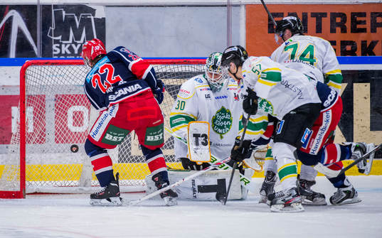 Björklövens målvakt Andrew Raycroft tappar pucken så