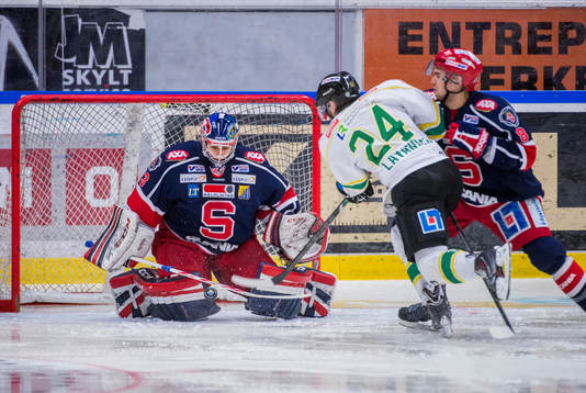 Södertäljes målvakt Sebastian Idoff täcker skott från