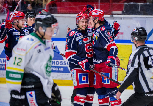 Södertäljes Emil Billberg och Jacob Dahlström kramas om