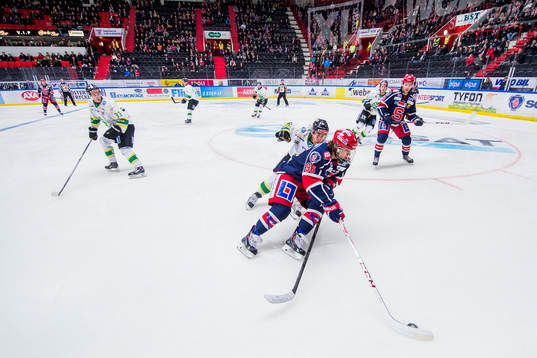 Södertäljes David Pastrnák vänder runt med puck