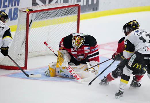 Matthew Fornataro i Västerås petar in 3-1under matchen