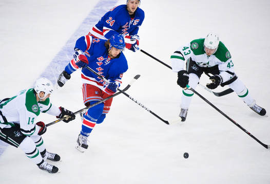 New Yorks Carl Hagelin dribblar