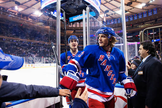 New Yorks Carl Hagelin (t h) lämnar uppvärmningen