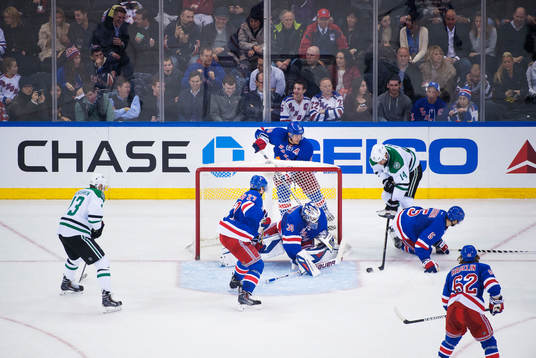 Dallas Jamie Benn oroar framför New Yorks målvakt Henrik