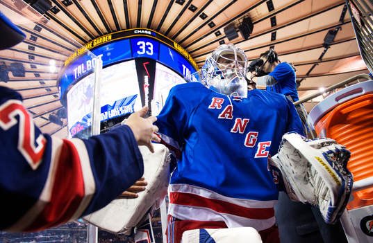 New Yorks målvakt Henrik Lundqvist lämnar uppvärmningen