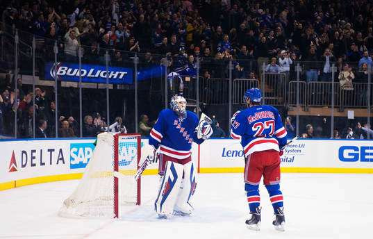 New Yorks målvakt Henrik Lundqvist och Ryan McDonagh jublar
