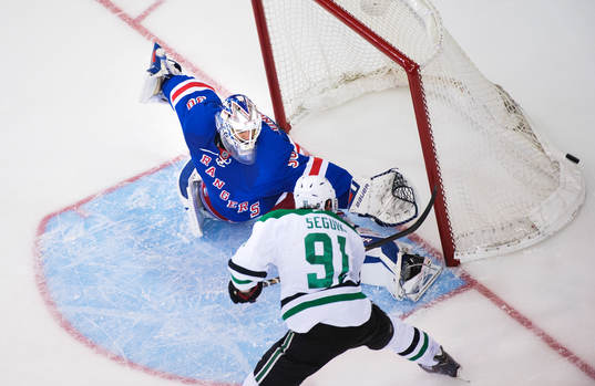 New Yorks målvakt Henrik Lundqvist avstyr en målchans