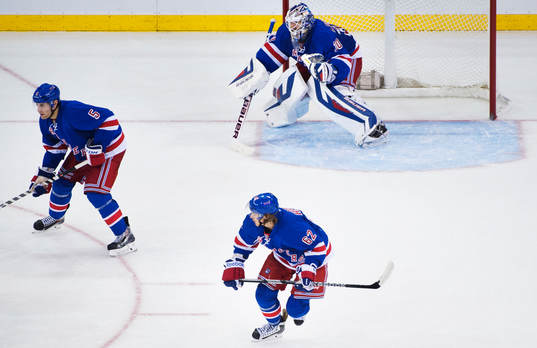 New Yorks Dan Girardi, Carl Hagelin och målvakt Henrik