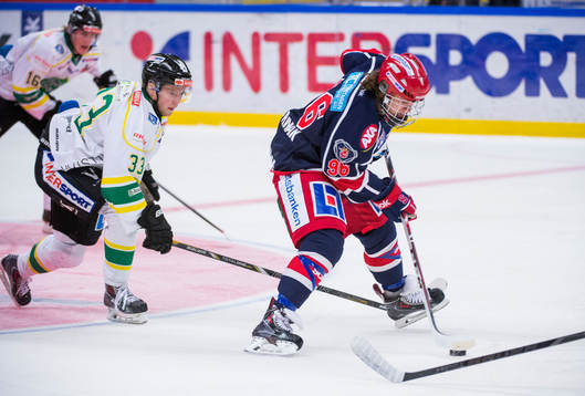 Södertäljes David Pastrnák med Björklövens Jens Ledin