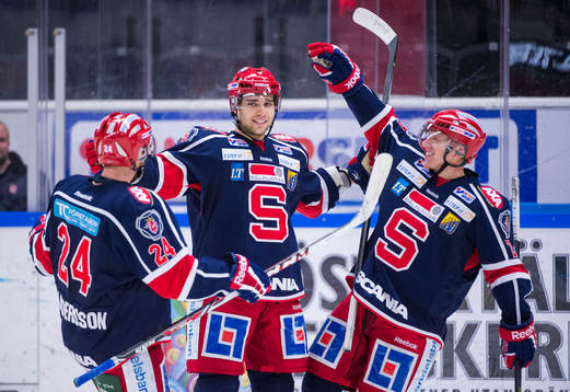 Södertäljes Johan Andersson och Mike Bergin kramar om