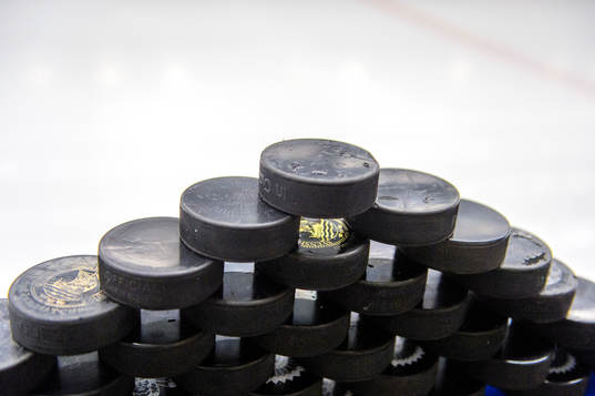 En hög med puckar ligger på sargkanten innan