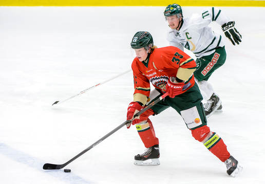 Frölundas Julius Bergman med pucken jagas av Färjestads