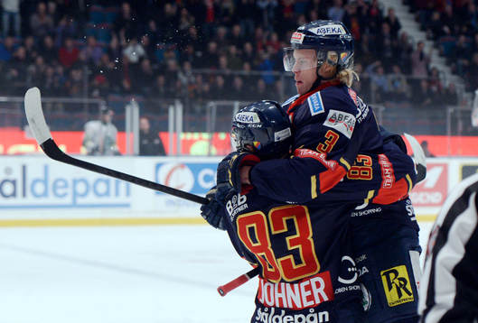 Djurgårdens Samule Löfquist och Dustin Johner jublar
