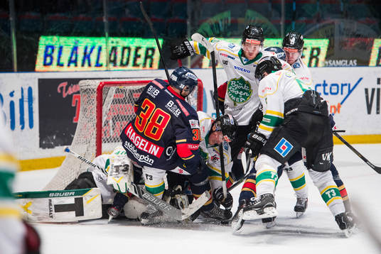 Björklöven får inte kontroll på pucken och trycker