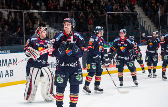 Djurgårdens Nils Andersson med laget tackar publiken