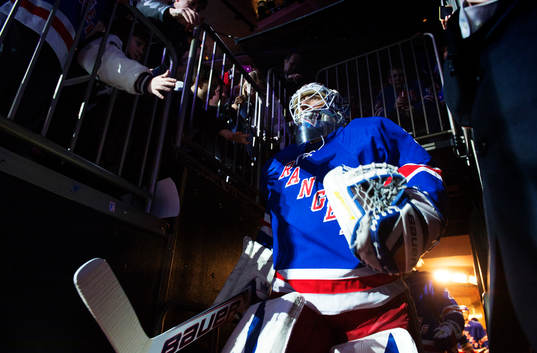 New Yorks Henrik Lundqvist gör entré till ishockeymatchen