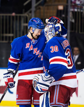 New Yorks Anton Strålman och Henrik Lundqvist jublar