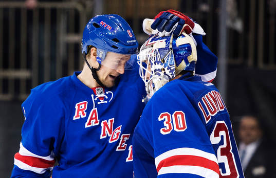 New Yorks Anton Strålman och Henrik Lundqvist jublar