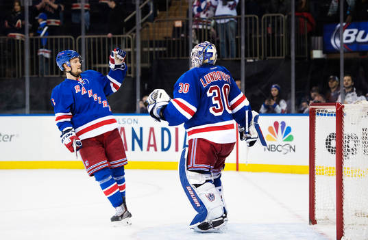 New Yorks Anton Strålman och Henrik Lundqvist jublar